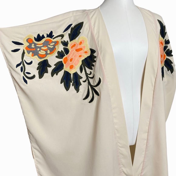Gibson & Latimer Embroidered Kimono - Picture 6 of 15
